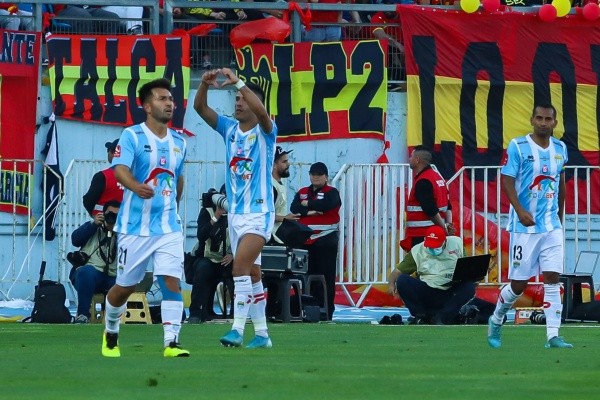 Flores dedica su gol a la tribuna (Agencia Uno)