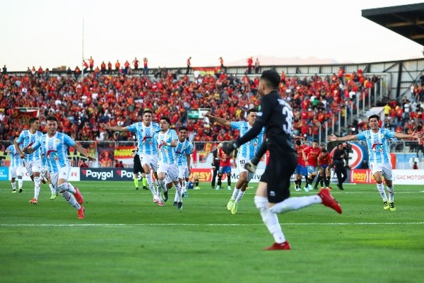 Diego Tapia celebra tras atajar el último penal ante Unión Española (Agencia Uno)