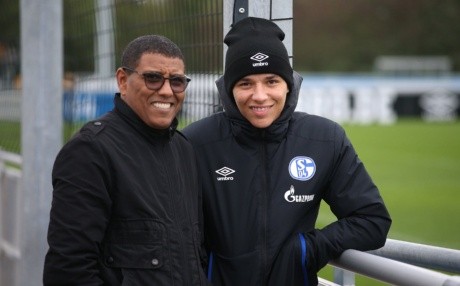 El marroquí Amine Harit posa junto a su padre cuando jugaba en el Schalke 04 de Alemania.