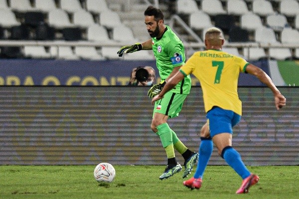Claudio Bravo no escondió su frustración por jugar un amistoso y no el Mundial de Qatar 2022. Foto: Agencia Uno