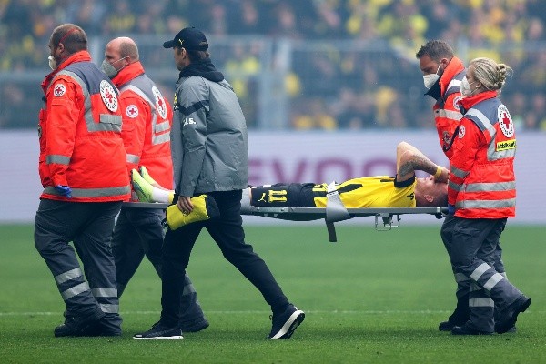 Marco Reus se retiró lesionado en el  Borussia Dortmund ante Schalke y se quedó sin Mundial (Getty)