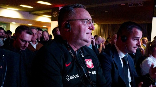 Czeslaw Michniewicz, DT de Polonia, en la charla de Marcelo Bielsa… sobre la selección de Polonia en la previa del amistoso contra Chile. (Foto: STPN)