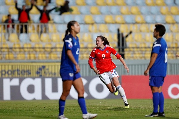Sonya Keefe suma dos partidos oficiales con la selección adulta y un gol. (Carlos Parra / La Roja)
