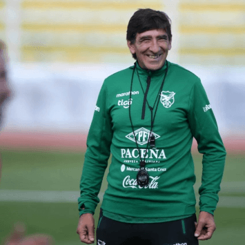 Así vive Gustavo Costas sus primeros días como seleccionador de Bolivia: con una sonrisa de una oreja a la otra.