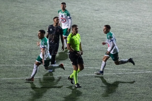 Deportes Puerto Montt se quedó con un triunfo que puede valer el paso a la final de la liguilla. Foto: Agencia Uno
