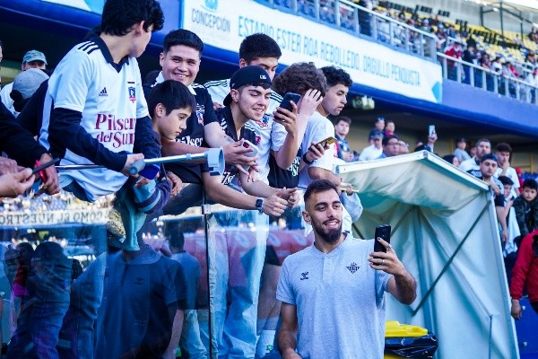 Borja Iglesias tomó algunas fotografías con fanáticos de Colo Colo. (Guille Salazar/RedGol).