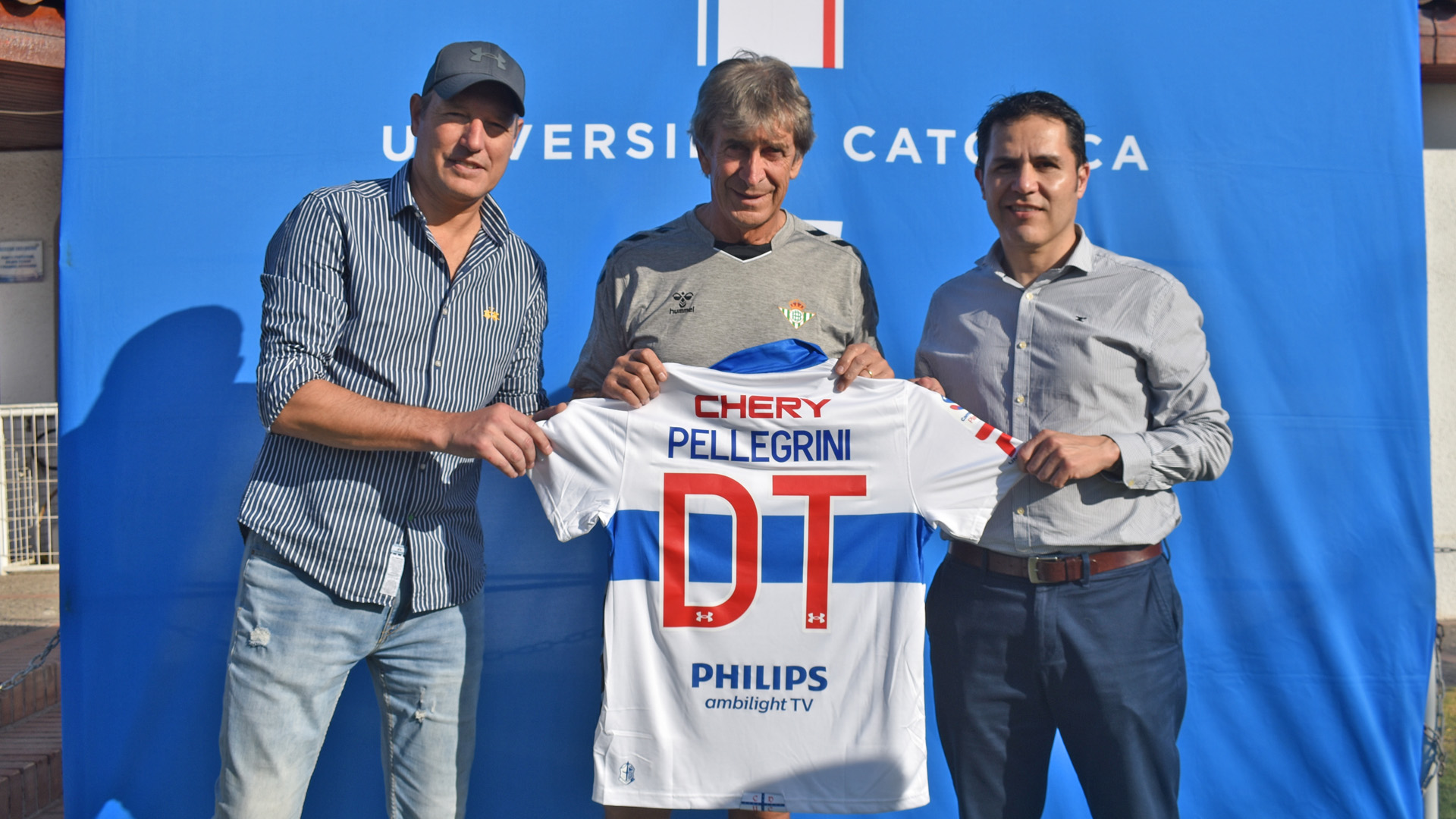 Pellegrini de visita en San Carlos para entrenar con el Betis, se llevó la camiseta de la Católica.