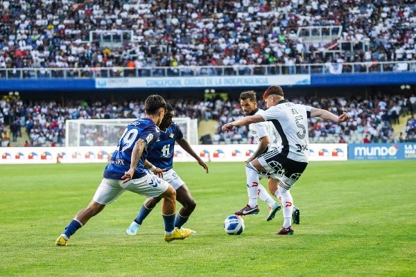 Leonardo Gil se asocia con Gabriel Costa en el 1T del partido entre Colo Colo y Betis. (Guille Salazar/RedGol).