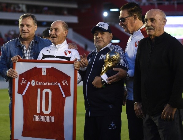Daniel Bertoni, Ricardo Bochini, Diego Maradona, Miguel Santoro y Ricardo Pavoni, puras leyendas de Argentina. | Foto: Getty