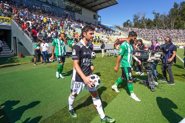 Marco Rojas salta al campo de juego del estadio Sausalito. Al lado del “10” de Colo Colo, el francés Nabil Fekir y el Panda Borja Iglesias. (Guille Salazar/RedGol).