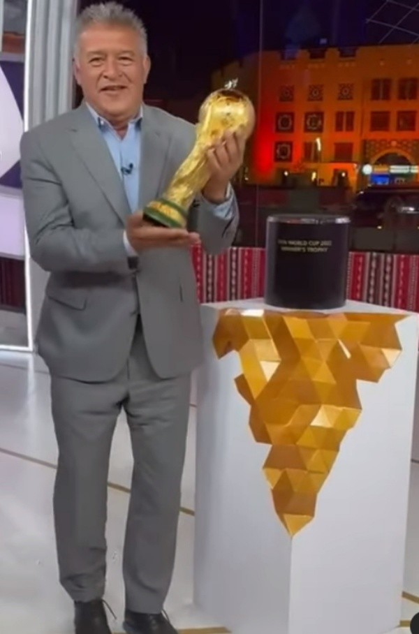 Borghi radiante levantando la copa del mundo en su visita a Qatar