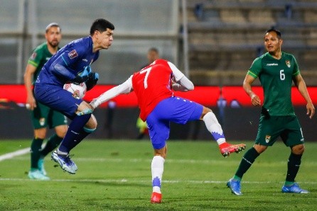 Carlos Lampe en acción frente a Chile en el empate 1-1 que Bolivia rescató en San Carlos de Apoquindo por las Clasificatorias a Qatar 2022. (Agencia Uno).