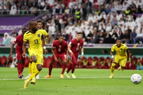 Enner Valencia y la tranquilidad gigantesca con la que ejecutó el penal para abrir la cuenta en el 2-0 de Ecuador sobre Qatar en el Grupo A del Mundial 2022. (Getty Images).
