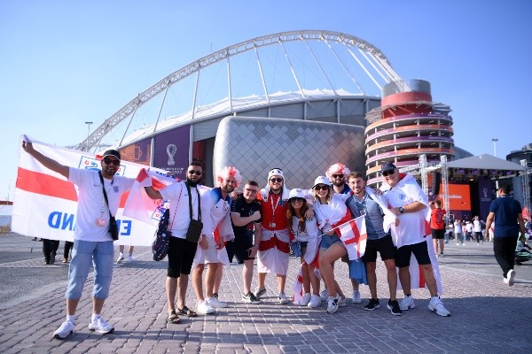Hinchas de Inglaterra se preparan para ver al partido ante Irán. ¿Habrán podido ingresar? | Foto: Getty