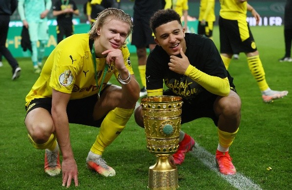 Jadon Sancho festeja junto a Erling Haaland la Copa de Alemania que el Borussia Dortmund conquistó en 2021. (Getty Images).