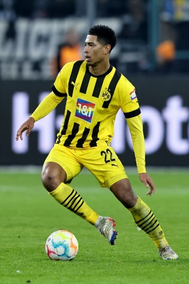 Jude Bellingham conduce la pelota en el Borussia Dortmund de Alemania. (Getty Images).