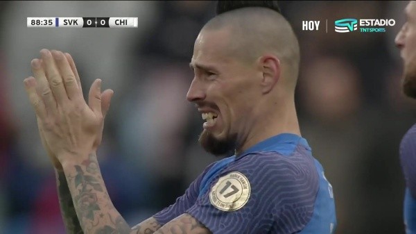 Marek Hamsik recibió mucho cariño de la hinchada de Eslovaquia en su despedida. (Captura TNT Sports).