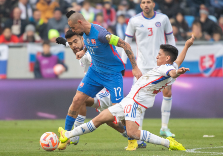 Marek Hamsik lucha el balón con Marcelino Núñez en el duelo entre Eslovaquia y Chile. ¡Un choque de talentosos!