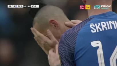 Milan Skriniar llegó a consolar a Marek Hamsik, quien rompió en llanto cuando salió reemplazado en su último partido por la selección de Eslovaquia. (Captura TNT Sports).