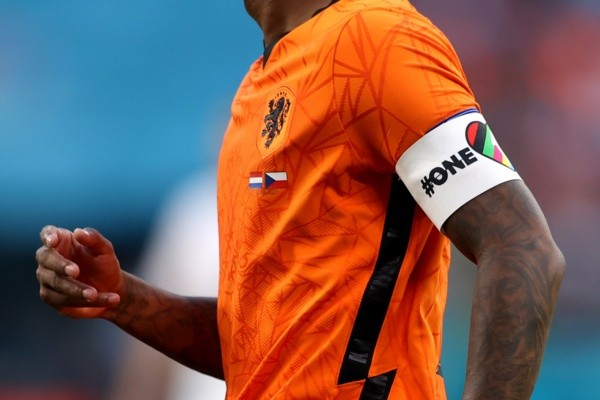 Países Bajos ya avisó que no usará esta jineta de capitán en Qatar 2022. | Foto: Getty Images.