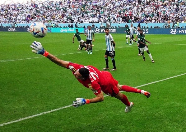 Los intentos de Dibu Martínez no fueron suficientes para evitar que Argentina cayera ante Arabia. | Foto: Getty