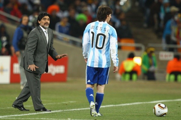 Messi y Maradona en el Mundial de Sudáfrica 2010 (Getty)