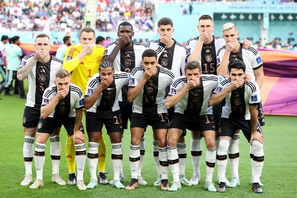 La selección alemana en &quot;silencio&quot; para la foto oficial en su debur mundialista. | Foto: Getty Images.