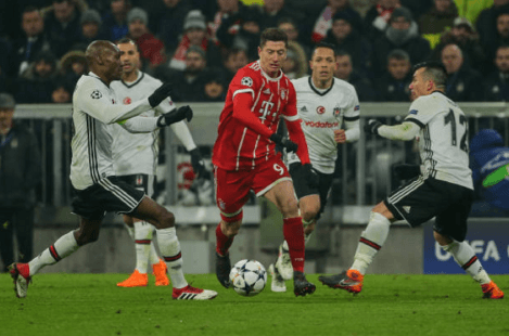 Gary Medel y Atiba Hutchinson intentan frenar a Robert Lewandowski en un duelo entre el Besiktas turco y el Bayern Múnich alemán. (Getty Images).