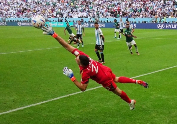 Dibu Martínez se esforzó mucho, pero no llegó a sacar el golazo de Al Dawsari, quien le dio el triunfo a Arabia Saudita frente a Argentina. (Getty Images).