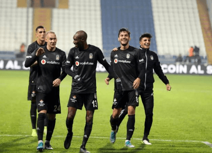 Enzo Roco (atrás a la izquierda) celebra un gol de Atiba Hutchinson en el Besiktas. (Getty Images Europe).