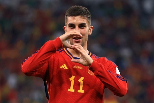 Con la S de Sira, su pareja, festejó Ferran Torres uno de sus dos goles en la paliza de España ante Costa Rica. (Getty Images Europe).