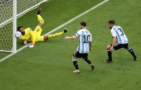 Lionel Messi y Nicolás Tagliafico no pueden creer que esa pelota no terminó en gol. (Getty Images).