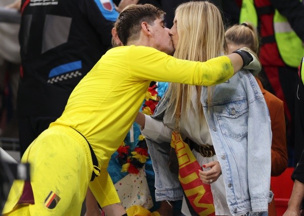 El beso de Thibaut Courtois a su pareja, la israelí Mishel Gerzig. (Getty Images 2022).