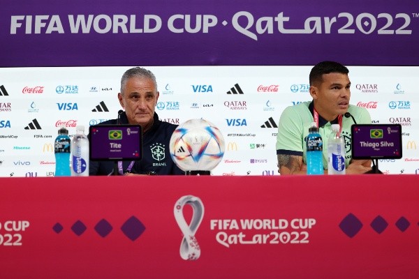 Tite en conferencia de prensa junto a Thiago Silva (Getty)