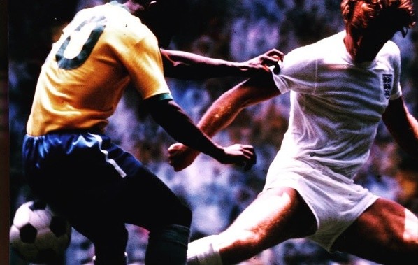 Pelé defendiendo la camiseta de Brasil en la Copa del Mundo.