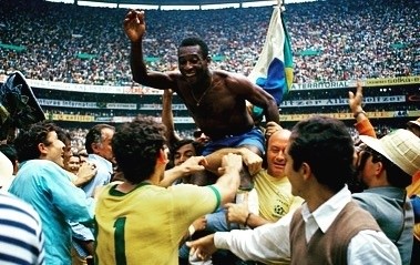 Pelé celebrando el título de la Copa del Mundo en México 70.