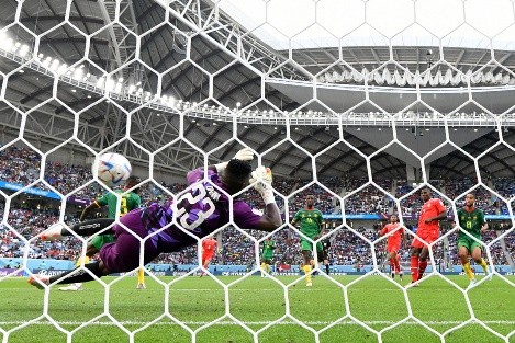 El momento del gol de Breel Embolo para darle el triunfo a Suiza sobre Camerún. El portero del Inter de Milán, André Onana, no pudo hacer nada. (Getty Images 2022).