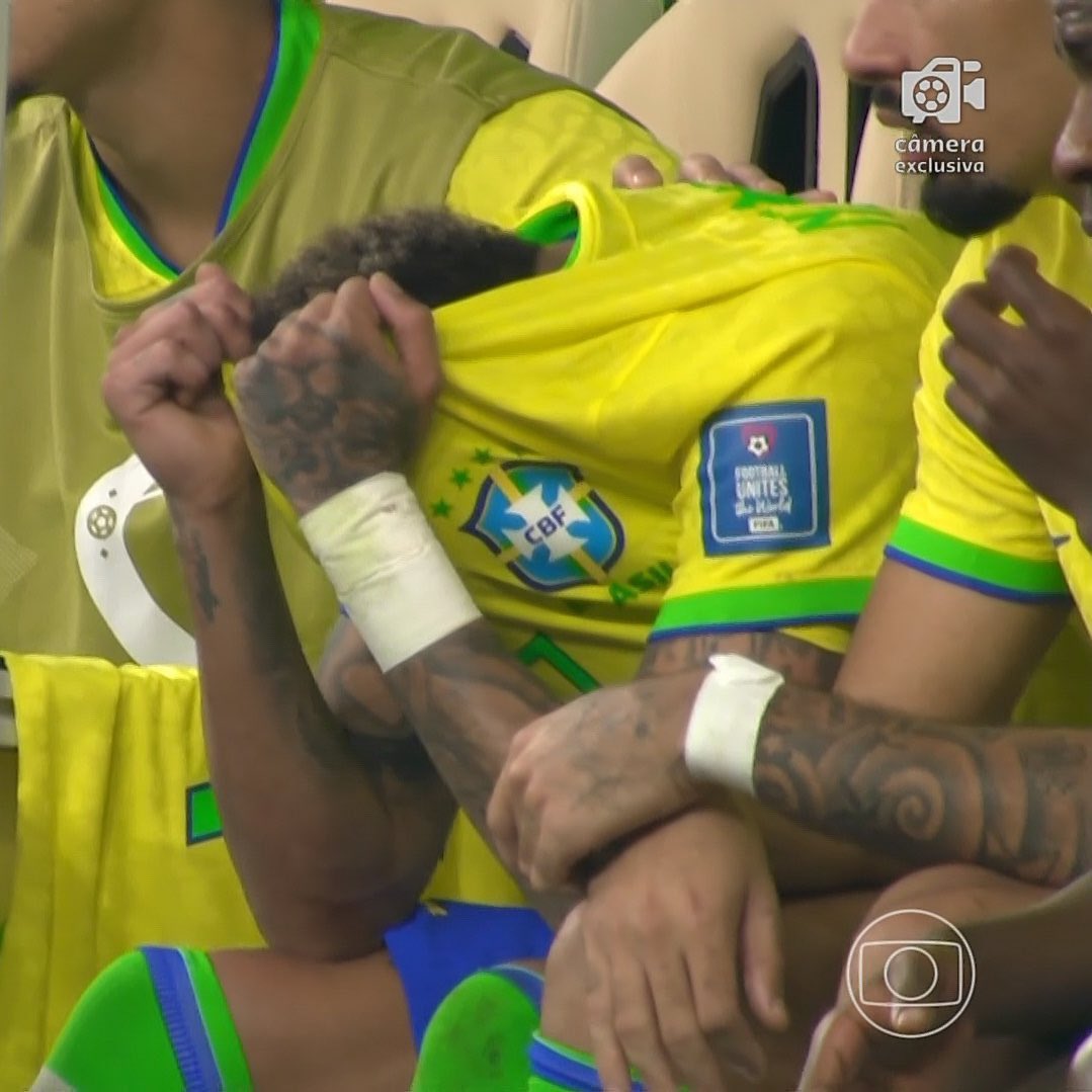Neymar se tapa la cara de dolor en el banco de Brasil.
