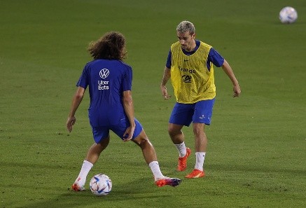 Antoine Griezmann le hizo un túnel a Mattéo Guendouzi en una práctica de Francia en Qatar. (Getty Images 2022).