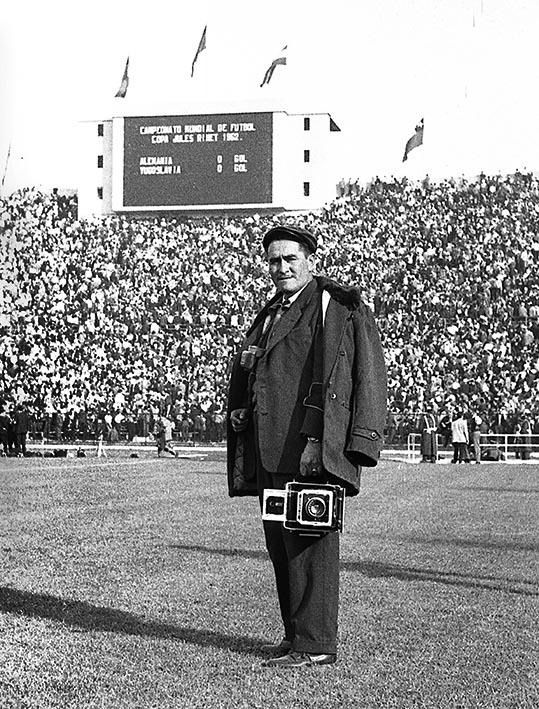 El fotógrafo Juan Luco Valenzuela realizando su labor en el Estadio Nacional para el partido entre Alemania Federal y Yugoslavia, el 10 de junio de 1962. Foto: Cedida.