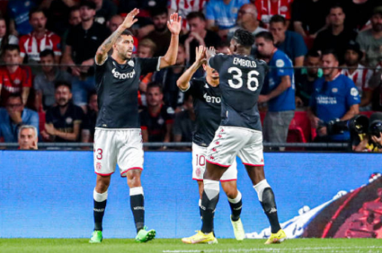 Guillermo Maripán celebra un gol con el suizo Breel Embolo, su compañero en el AS Mónaco. (Getty Images 2022).