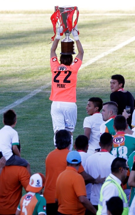 Nicolás Peric festeja el título de Cobresal en 2015. (Agencia Uno).