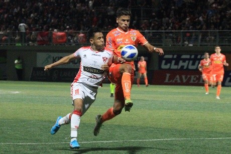Nicolás Palma, quien fue expulsado en Cobreloa, lucha un balón con Maximiliano Quinteros. (Agencia Uno).