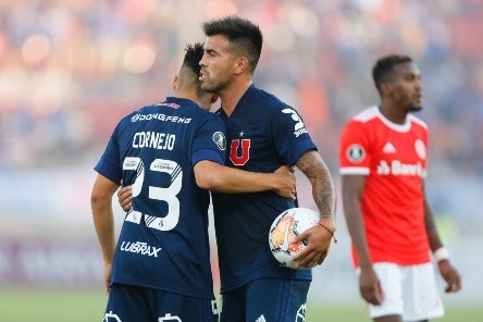 Gonzalo Espinoza y Fernando Cornejo se abrazan en un duelo de Universidad de Chile ante Inter de Porto Alegre. (Agencia Uno).