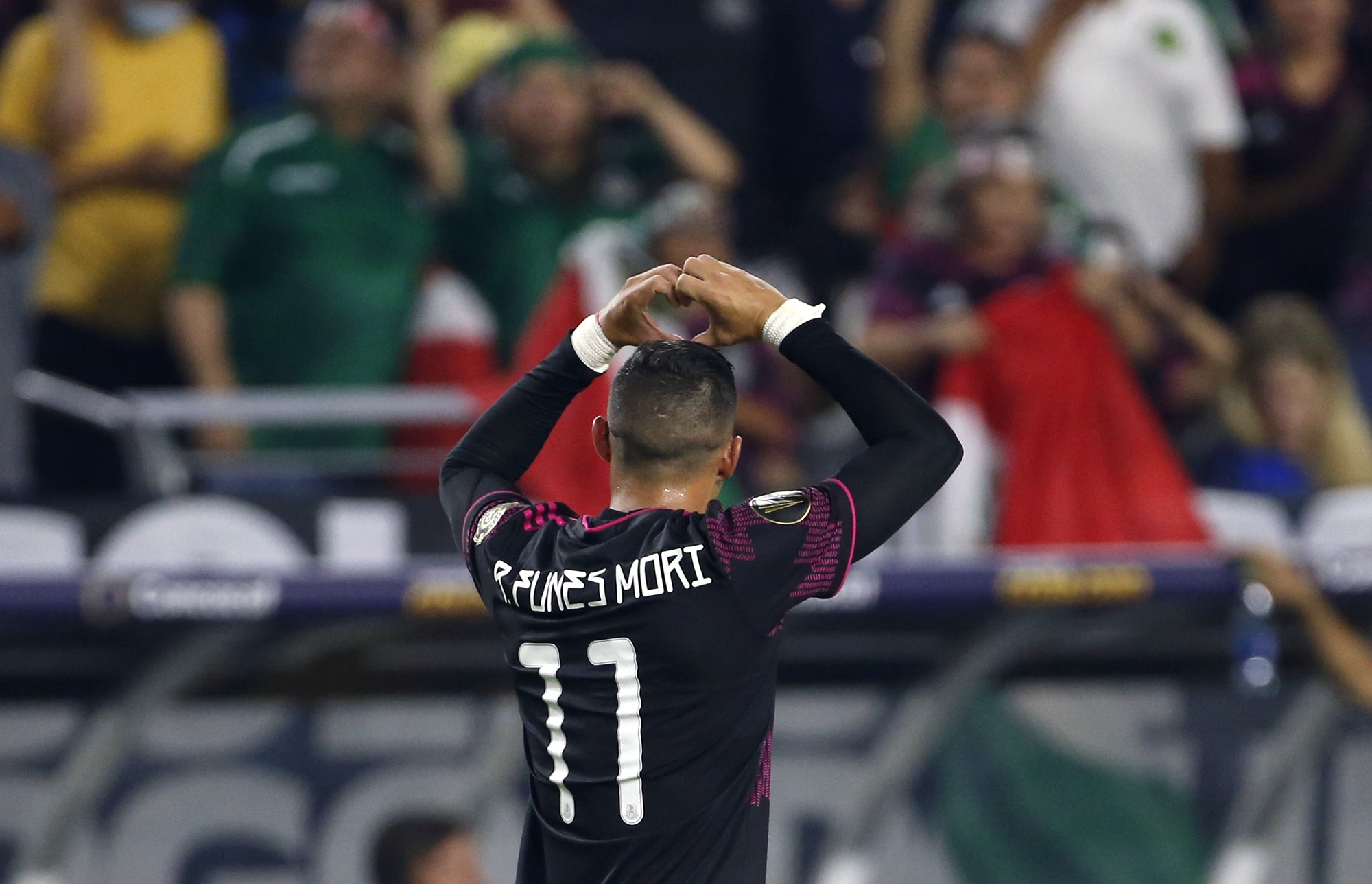 Rogelio Funes Mori festeja uno de los seis goles que ha convertido para México. ¿Celebrará ante Argentina? (Getty Images 2021).