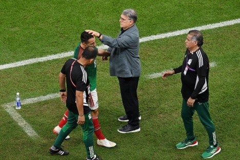 Gerardo Martino consuela a Andrés Guardado, el capitán de México que salió lesionado del duelo ante Argentina. (Getty Images).