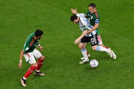 Andrés Guardado marca a Lionel Messi: duelo de capitanes en el Argentina vs. México. (Getty Images 2022).