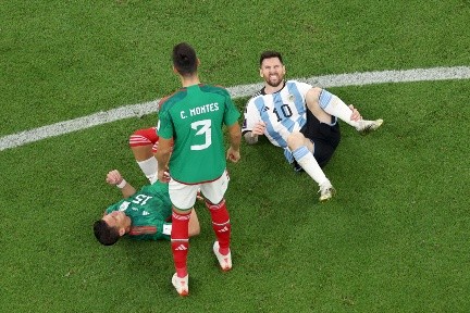 Lionel Messi recibió un fuerte foul de Erick Gutiérrez en la victoria de Argentina a México. (Getty Images 2022).