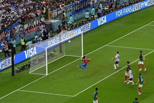 Ahí clavó la pelota Enzo Fernández, quien cambió el encuentro con su ingreso y liquidó la victoria de Argentina a México. (Getty Images 2022).