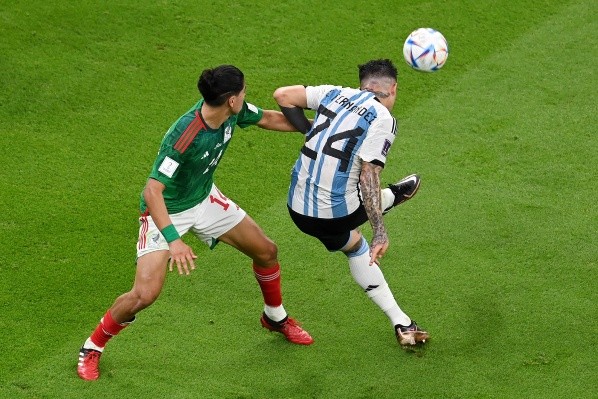 El remate de Enzo Fernández ante la infructuosa marca de Erick Gutiérrez. Argentina venció por 2-0 a México. (Getty Images 2022).